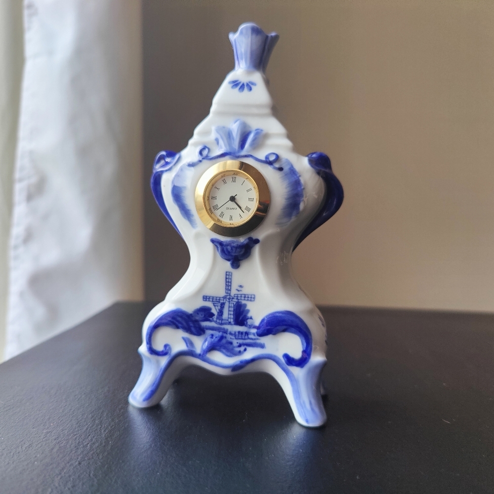 Delftware 🔵⚪🇳🇱 | small Baroque style footed ceramic clock